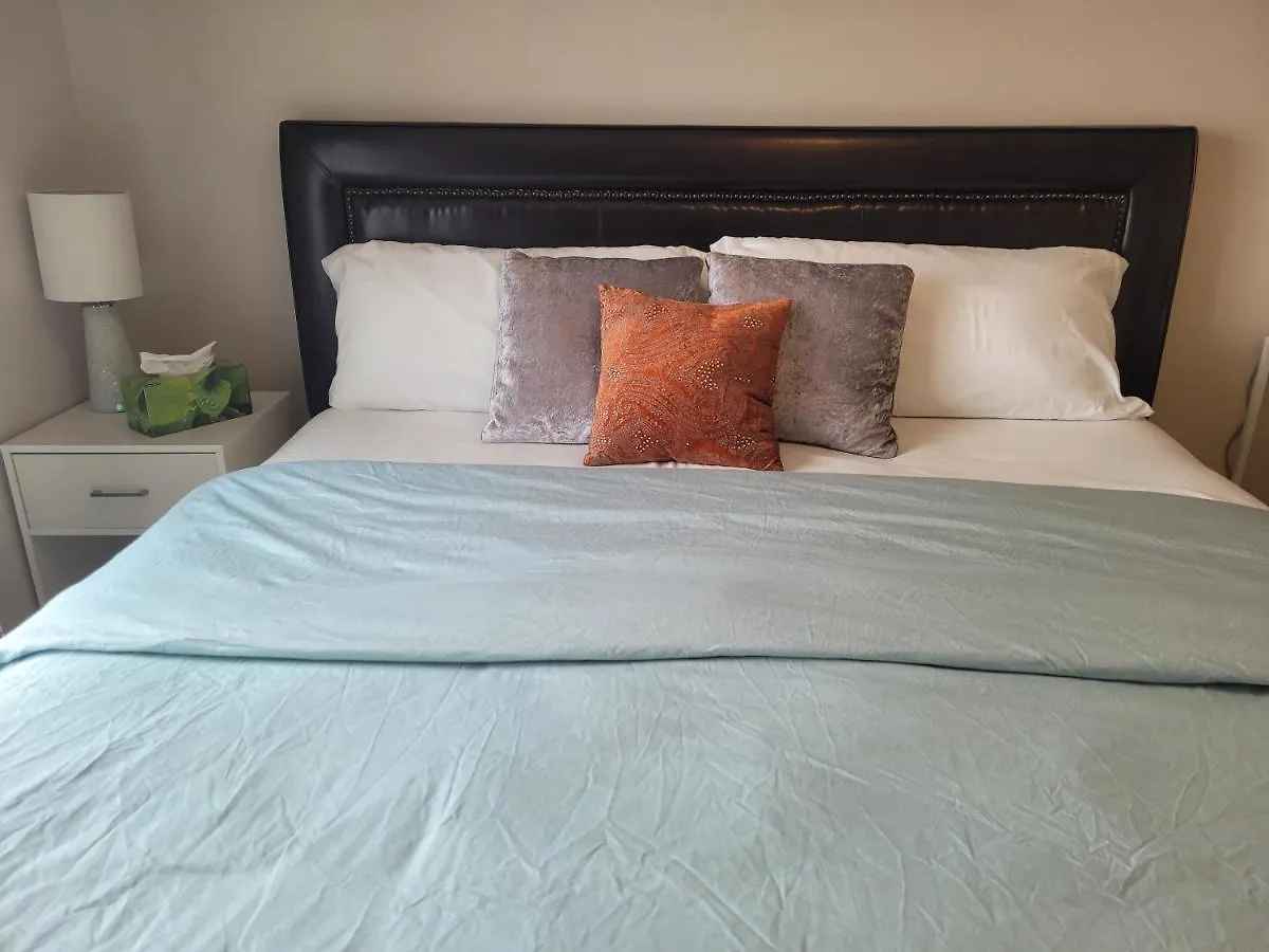 Homestay Elegant Guest Suite - King Bed & Ensuite Private Bathroom - Close To Airport With Aircon Calgary