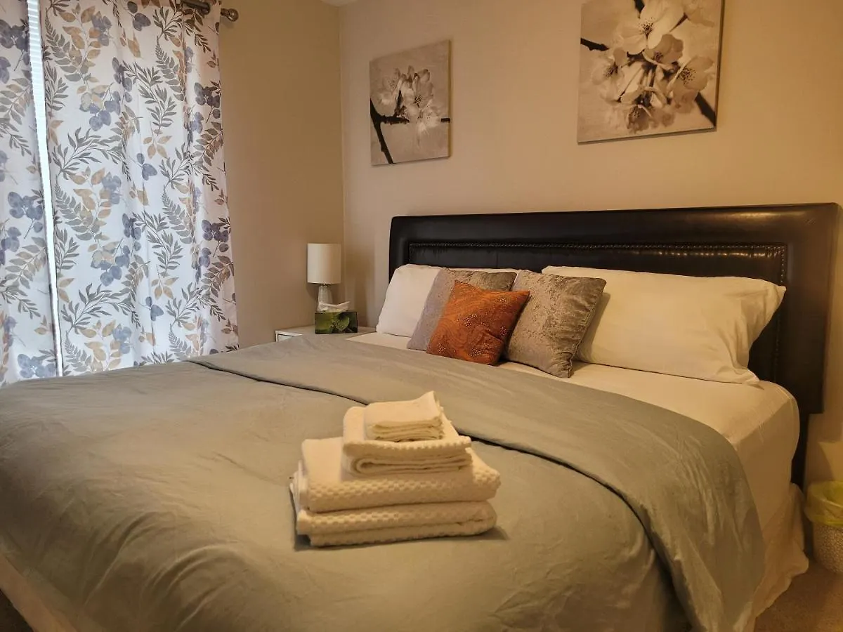 Elegant Guest Suite - King Bed & Ensuite Private Bathroom - Close To Airport With Aircon Calgary Homestay