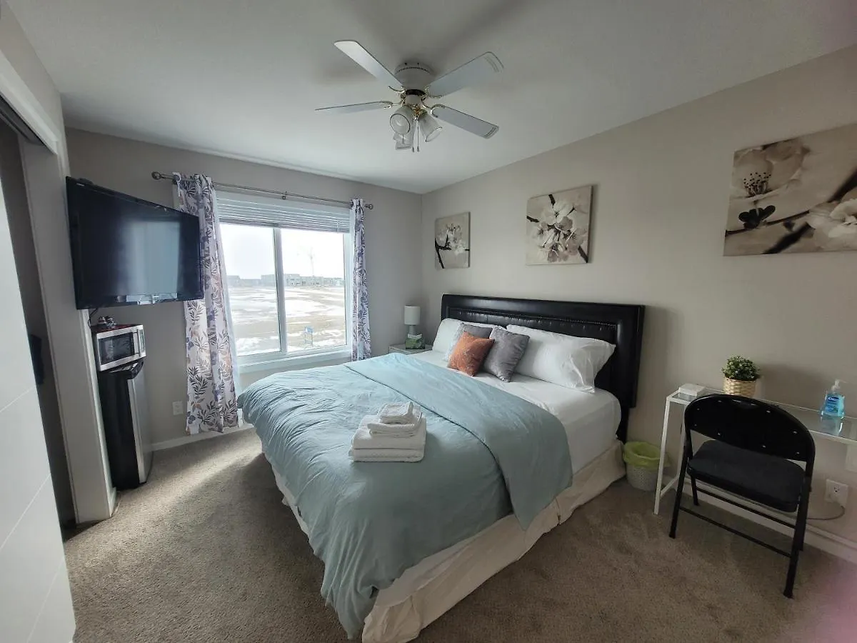 Elegant Guest Suite - King Bed & Ensuite Private Bathroom - Close To Airport With Aircon Calgary Homestay